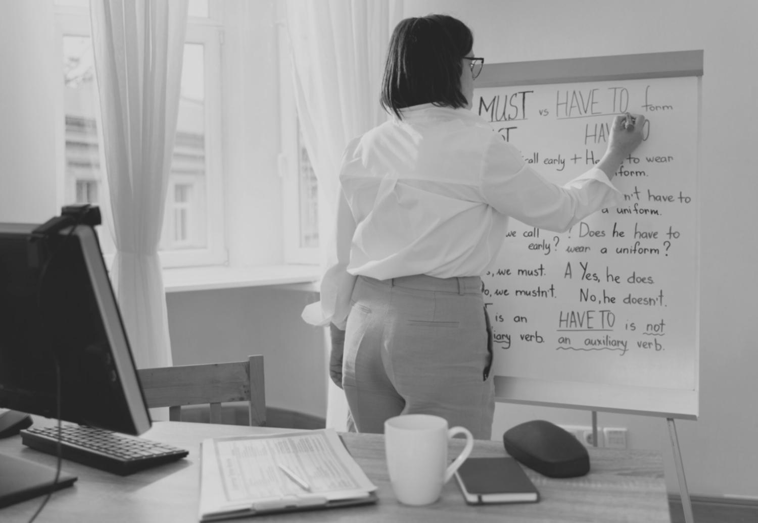 Profesionales de ventas trabajando en estrategias comerciales